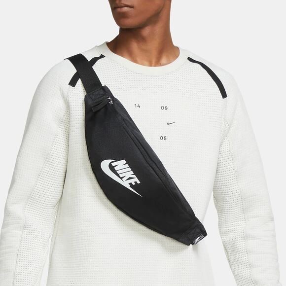 NIKE NWT Belt Bag Waistpack 3 Liter – Black & White Logo NEW - Picture 11 of 11